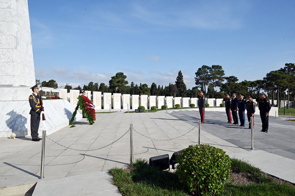 Müdafiə Nazirliyinin rəhbərliyi Şəhidlər xiyabanlarını və Zəfər parkını ziyarət edib<font color=red> - FOTOLAR</font>