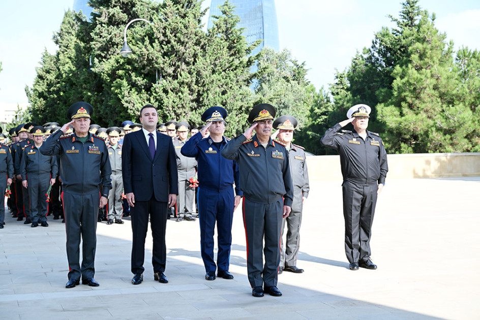 Müdafiə Nazirliyinin rəhbərliyi Şəhidlər xiyabanlarını və Zəfər parkını ziyarət edib<font color=red> - FOTOLAR</font>