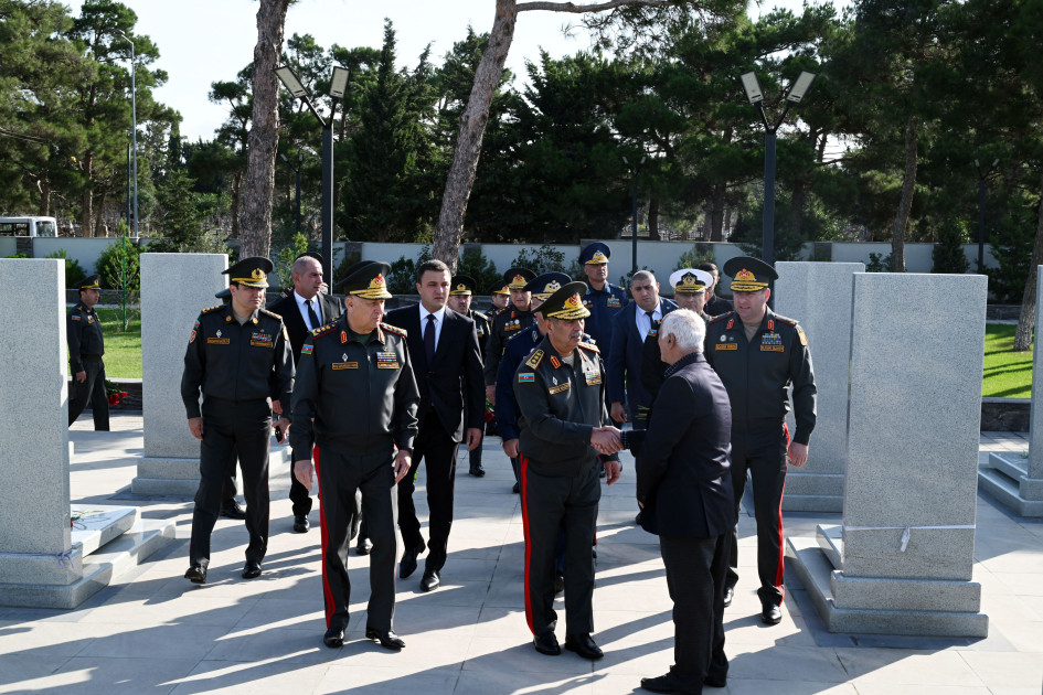 Müdafiə Nazirliyinin rəhbərliyi Şəhidlər xiyabanlarını və Zəfər parkını ziyarət edib<font color=red> - FOTOLAR</font>