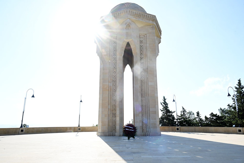 Müdafiə Nazirliyinin rəhbərliyi Şəhidlər xiyabanlarını və Zəfər parkını ziyarət edib<font color=red> - FOTOLAR</font>