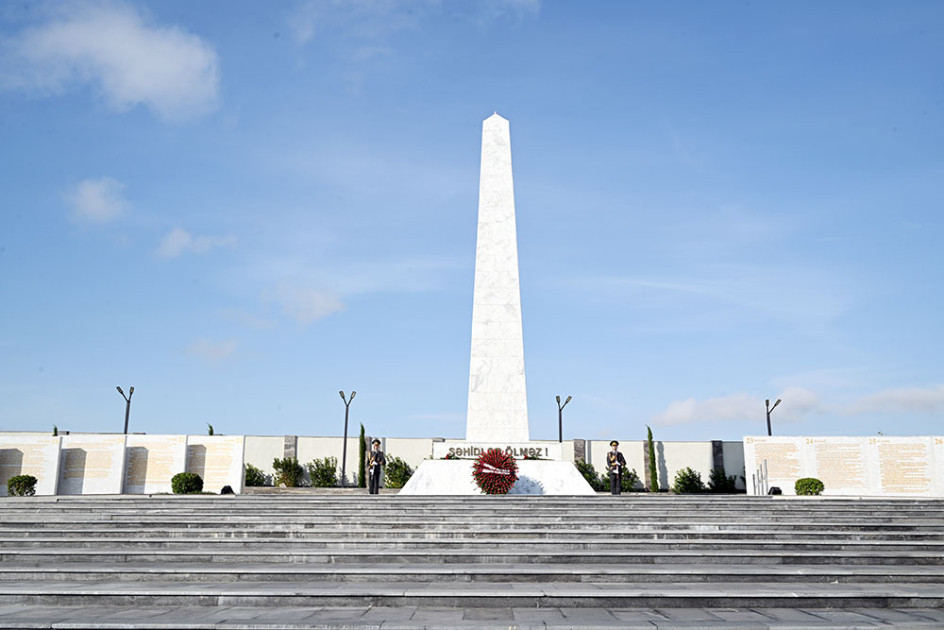 Müdafiə Nazirliyinin rəhbərliyi Şəhidlər xiyabanlarını və Zəfər parkını ziyarət edib<font color=red> - FOTOLAR</font>