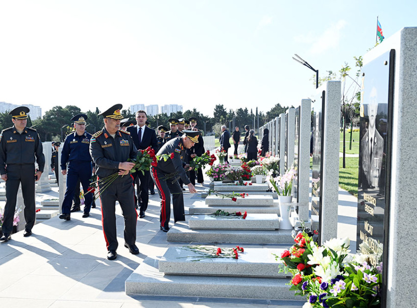 Müdafiə Nazirliyinin rəhbərliyi Şəhidlər xiyabanlarını və Zəfər parkını ziyarət edib<font color=red> - FOTOLAR</font>