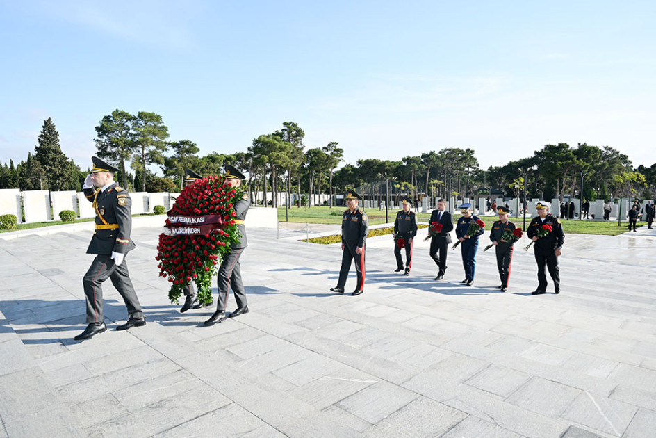 Müdafiə Nazirliyinin rəhbərliyi Şəhidlər xiyabanlarını və Zəfər parkını ziyarət edib<font color=red> - FOTOLAR</font>