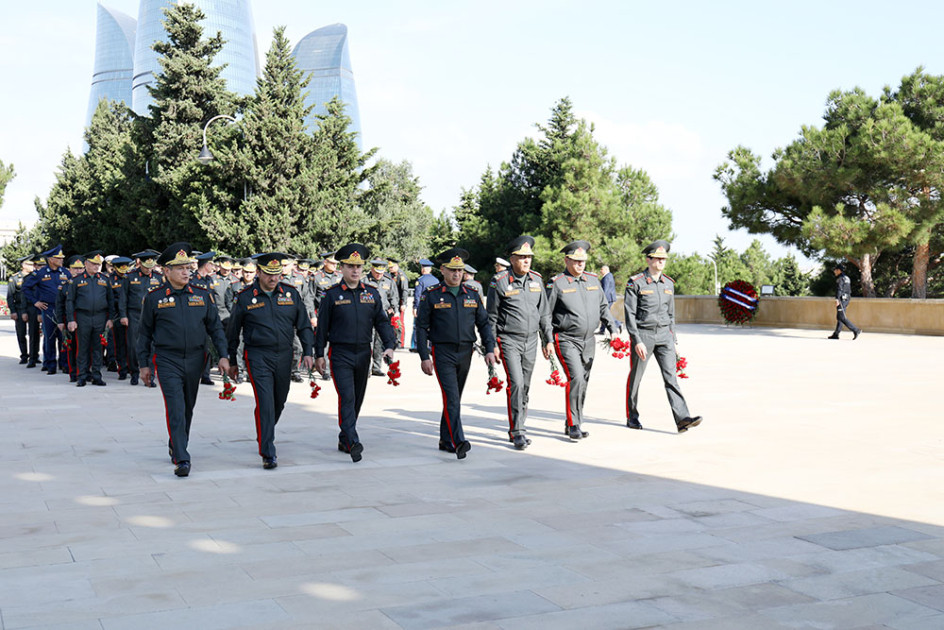 Müdafiə Nazirliyinin rəhbərliyi Şəhidlər xiyabanlarını və Zəfər parkını ziyarət edib<font color=red> - FOTOLAR</font>
