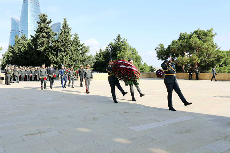 Müdafiə Nazirliyinin rəhbərliyi Şəhidlər xiyabanlarını və Zəfər parkını ziyarət edib<font color=red> - FOTOLAR</font>