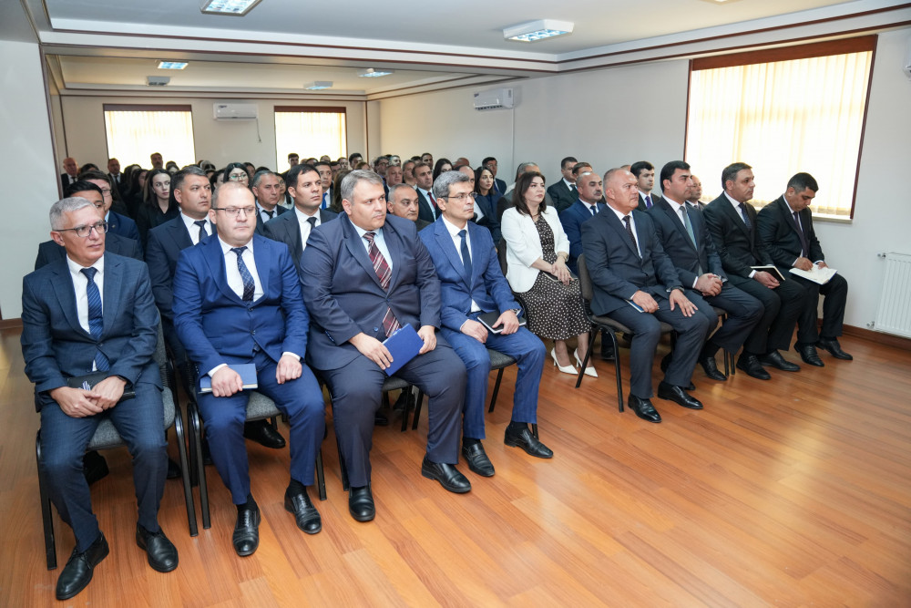 Naxçıvan Muxtar Respublikasının təhsil naziri kollektivə təqdim olunub<font color=red> - FOTOLAR</font>