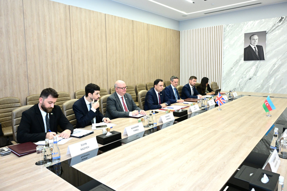 Azərbaycan Britaniya ilə nəqliyyat və rəqəmsal inkişaf üzrə əməkdaşlıq barədə memorandum imzalayıb<font color=red> - FOTOLAR</font>