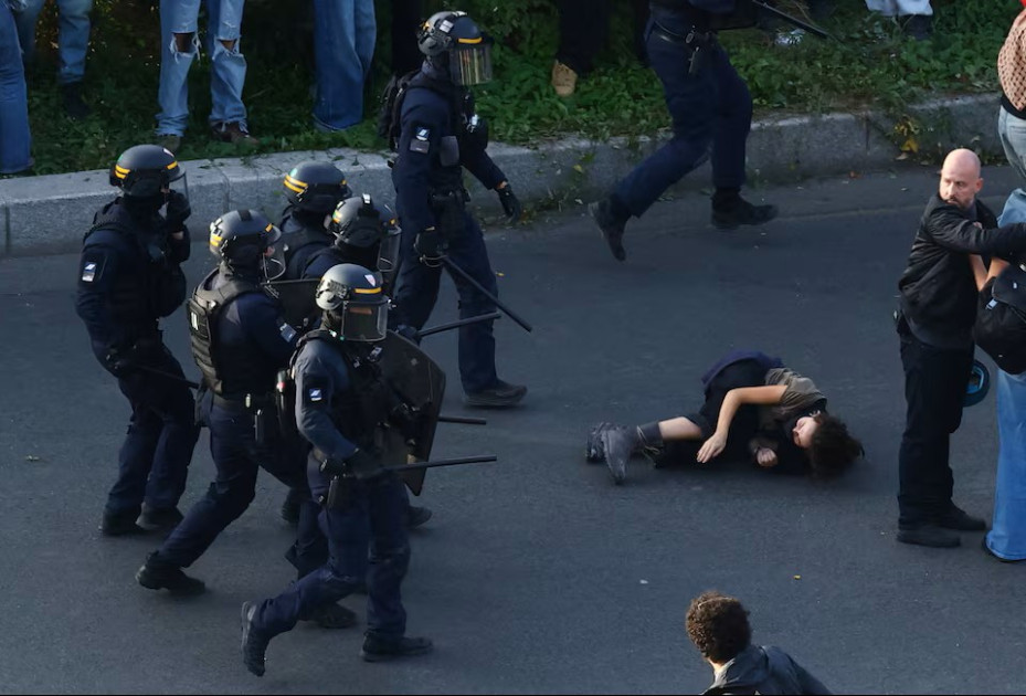 “Reuters”: Fransada məktəb etirazları “onilliklərin ən böyük iğtişaşına” səbəb olub<font color=red> - FOTOLAR</font>