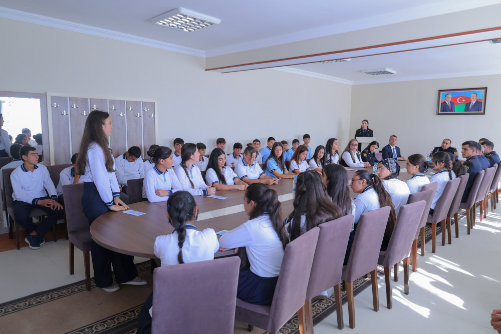 Naxçıvanda polis əməkdaşları məktəblilərlə  maarifləndirici görüşlər təşkil olunub<font color=red> - FOTOLAR</font>