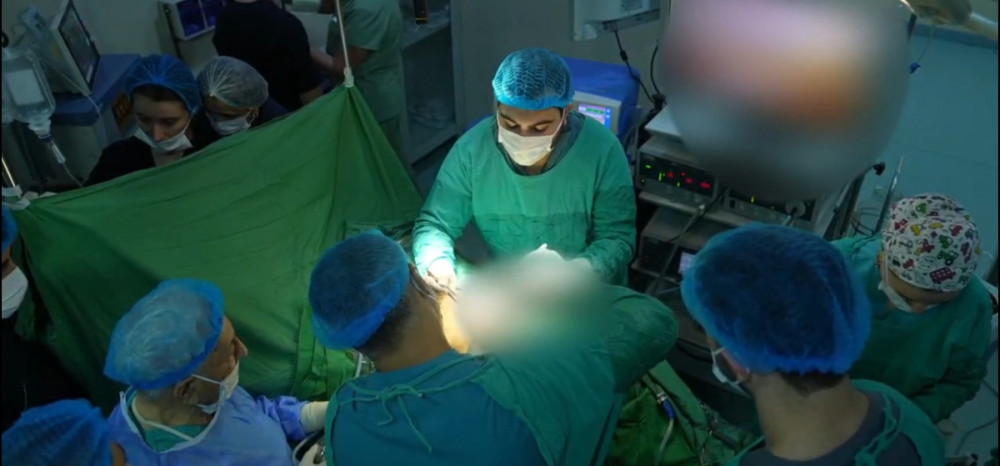 Səhiyyə Nazirliyinin klinikasında 7,5 santimetrik böyrəküstü vəz törəməsi laparoskopik üsulla çıxarılıb<font color=red> - FOTOLAR</font>