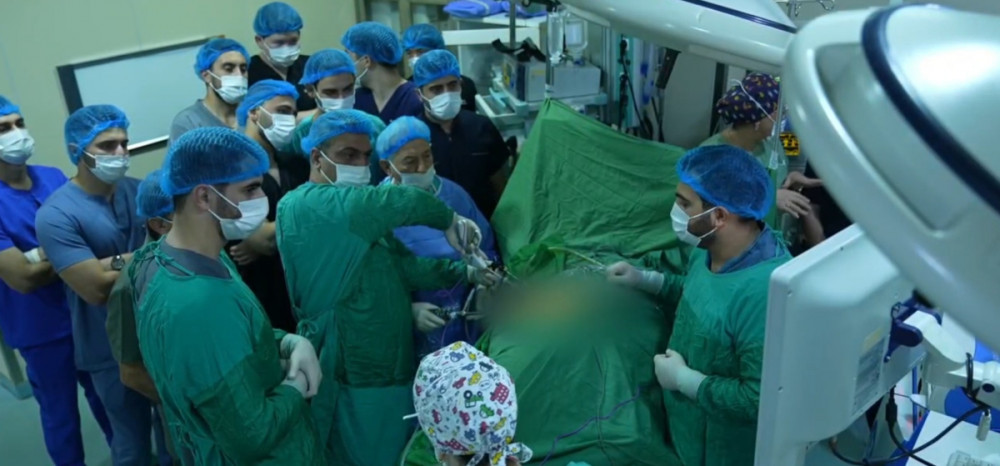 Səhiyyə Nazirliyinin klinikasında 7,5 santimetrik böyrəküstü vəz törəməsi laparoskopik üsulla çıxarılıb<font color=red> - FOTOLAR</font>
