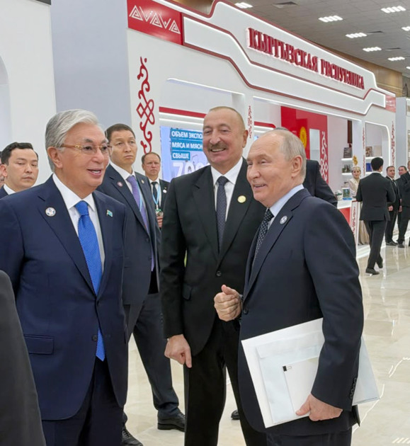 Prezident İlham Əliyev Türkmənbaşıda MDB-nin iştirakçı ölkələrinin milli stendləri ilə tanış olub<font color=red> - FOTOLAR</font>