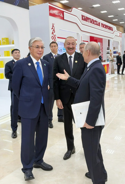Prezident İlham Əliyev Türkmənbaşıda MDB-nin iştirakçı ölkələrinin milli stendləri ilə tanış olub<font color=red> - FOTOLAR</font>