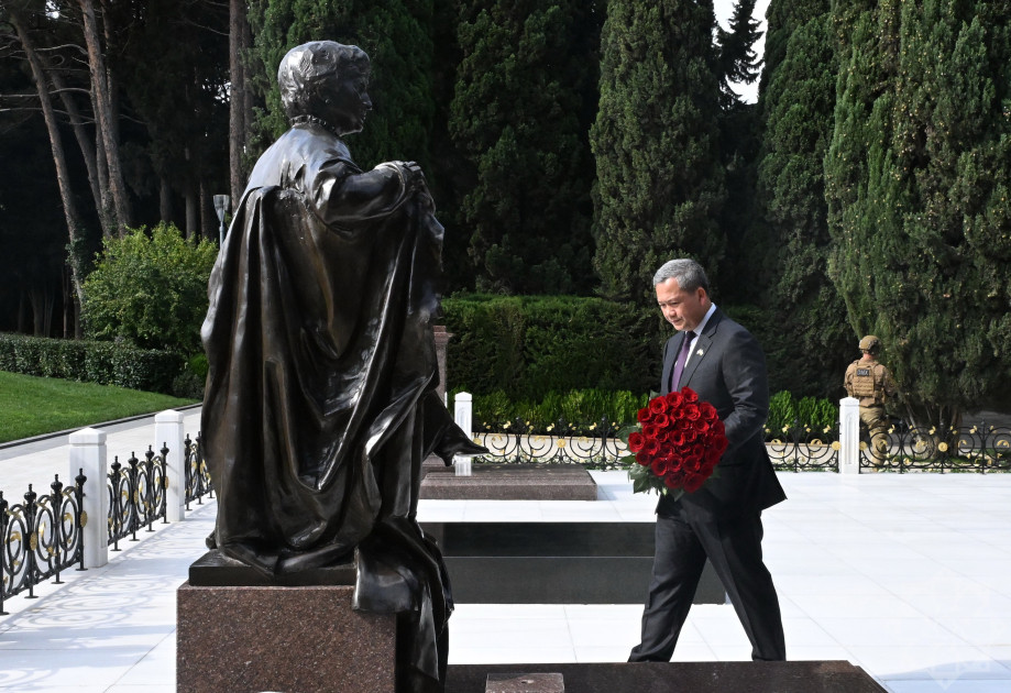 Kambocanın Baş naziri Fəxri xiyabanda Ümummilli Lider Heydər Əliyevin məzarını ziyarət edib<font color=red> - FOTOLAR</font>