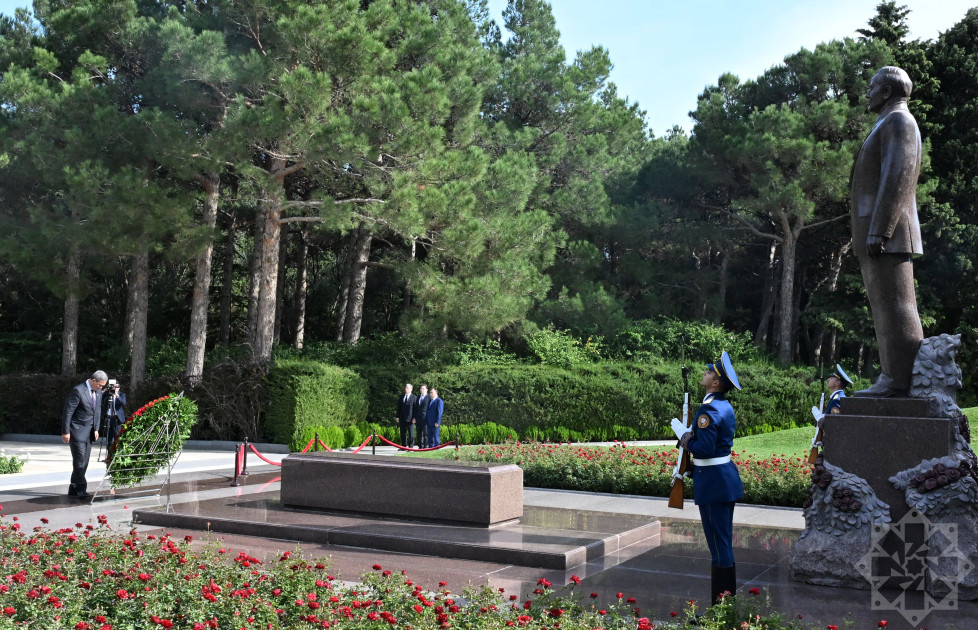 Kambocanın Baş naziri Fəxri xiyabanda Ümummilli Lider Heydər Əliyevin məzarını ziyarət edib<font color=red> - FOTOLAR</font>