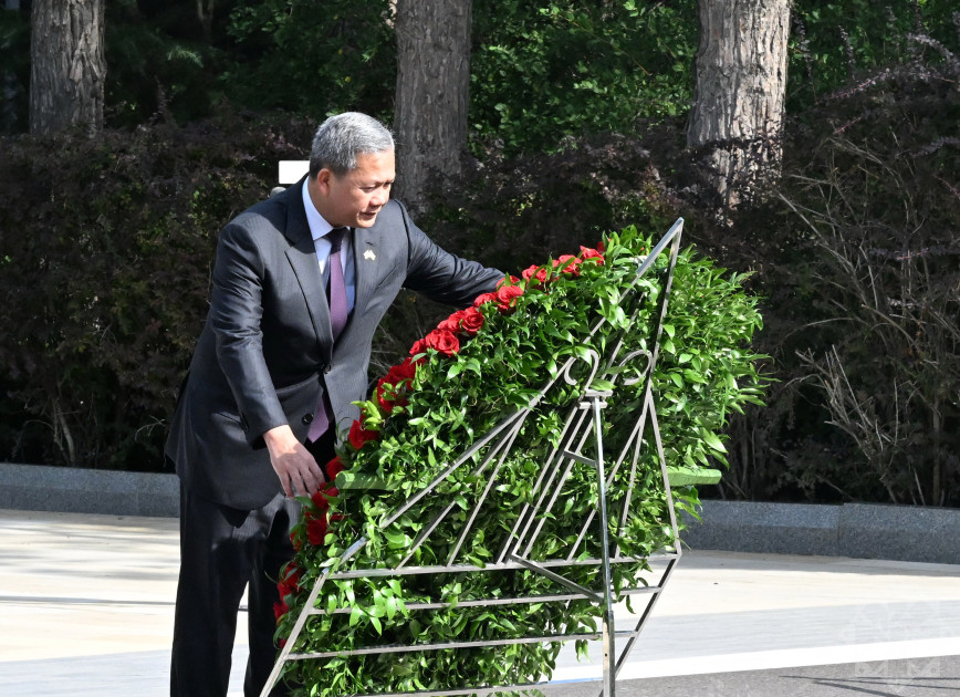 Kambocanın Baş naziri Fəxri xiyabanda Ümummilli Lider Heydər Əliyevin məzarını ziyarət edib<font color=red> - FOTOLAR</font>