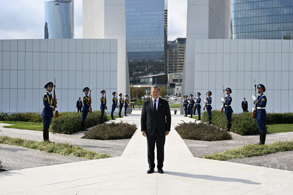 Kambocanın Baş naziri Zəfər parkını ziyarət edib<font color=red> - FOTOLAR</font>