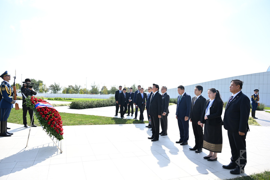 Laos Prezidenti Zəfər parkını ziyarət edib<font color=red> - FOTOLAR</font>