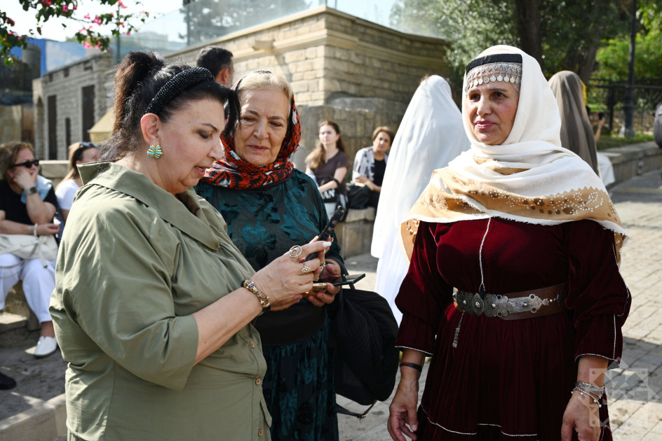 QHT-lərin təşəbbüsü ilə Bakıda kəlağayının təbliğinə həsr edilən yürüş keçirilib<font color=red> - FOTOLAR</font>