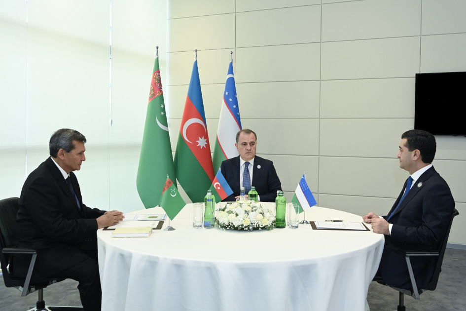 Azərbaycan, Özbəkistan və Türkmənistan XİN başçıları üçtərəfli əməkdaşlığı müzakirə ediblər<font color=red> - FOTOLAR</font>