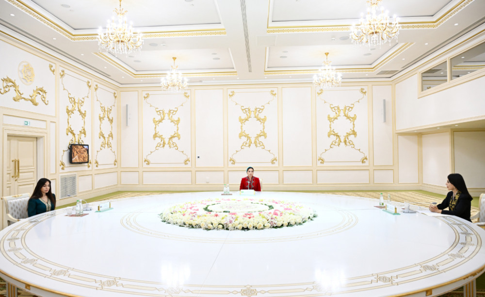 Aşqabadda Leyla Əliyevanın, Oğulcahan Atabayevanın və Saida Mirziyoyevanın üçtərəfli görüşü olub<font color=red> - FOTOLAR</font>