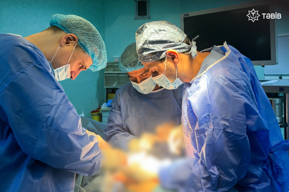 Respublika Kliniki Uroloji Xəstəxanasında ilk dəfə laporoskopik adrenalektomiya əməliyyatı icra olunub<font color=red> - FOTOLAR</font>