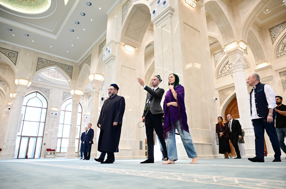 Leyla Əliyeva Səmərqənddə “Uşağın gözü ilə dünya” sərgisi və İmam əl-Buxari memorial kompleksi ilə tanış olub<font color=red> - FOTOLAR</font>