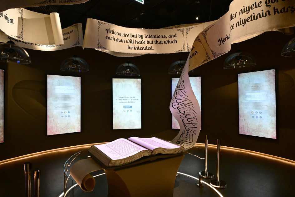 Leyla Əliyeva Səmərqənddə “Uşağın gözü ilə dünya” sərgisi və İmam əl-Buxari memorial kompleksi ilə tanış olub<font color=red> - FOTOLAR</font>