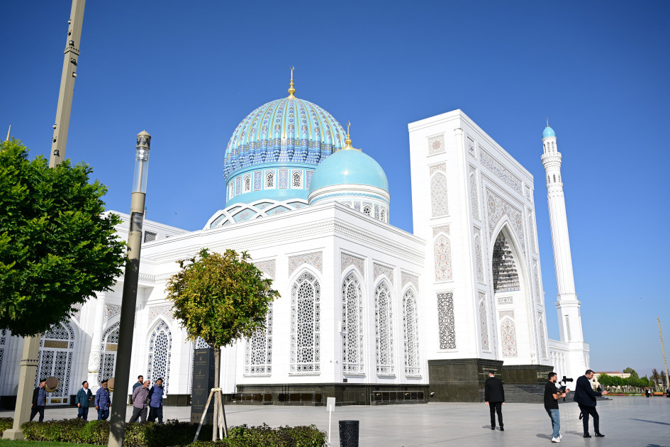 Leyla Əliyeva Səmərqənddə “Uşağın gözü ilə dünya” sərgisi və İmam əl-Buxari memorial kompleksi ilə tanış olub<font color=red> - FOTOLAR</font>