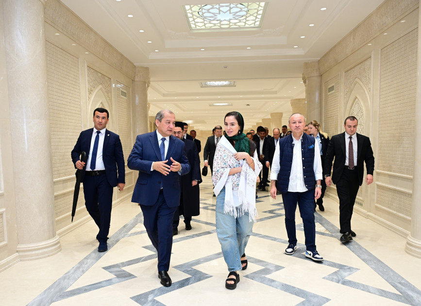 Leyla Əliyeva Səmərqənddə “Uşağın gözü ilə dünya” sərgisi və İmam əl-Buxari memorial kompleksi ilə tanış olub<font color=red> - FOTOLAR</font>