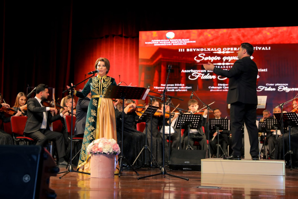 Naxçıvanda Fidan Hacıyevanın ifasında unudulmaz musiqi gecəsi yaşanıb<font color=red> - FOTOLAR</font>