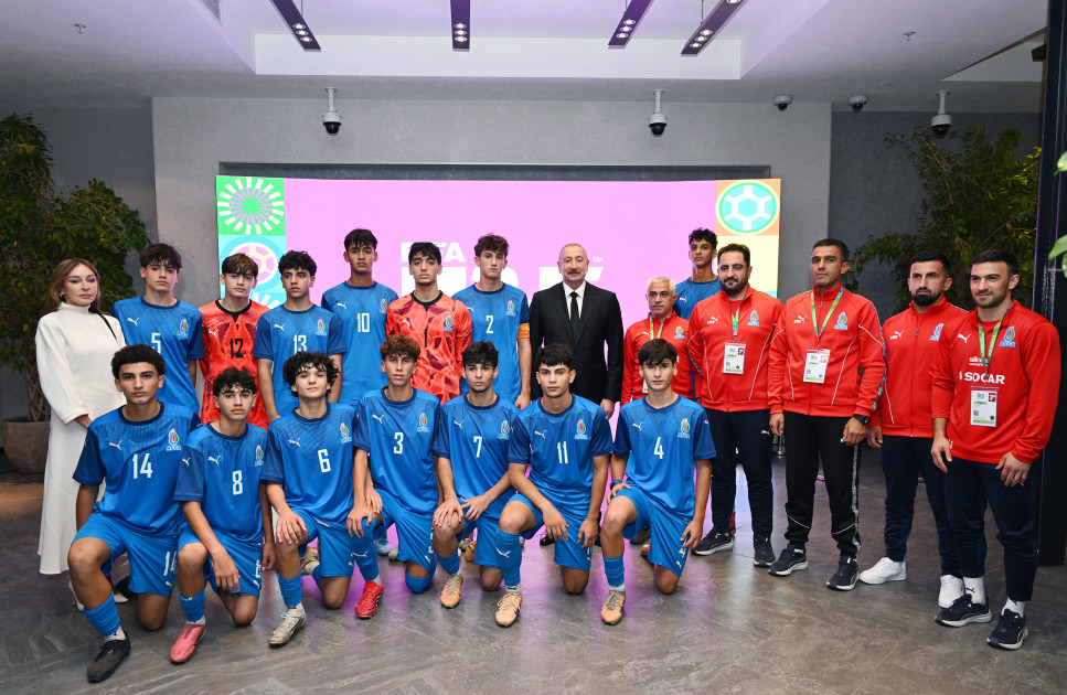 Prezident İlham Əliyev FIFA U-15 dünya çempionatının və festivalının açılış mərasimini izləyib<font color='red'> - YENİLƏNİB 2</font><font color=red> - FOTOLAR</font>