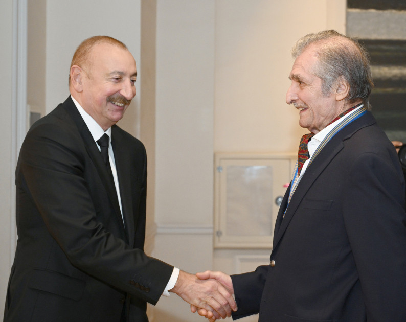 Prezident İlham Əliyev, birinci xanım Mehriban Əliyeva və ailə üzvləri “Mənim Abşeronum: Üstə gəl” adlı retrospektiv sərgi ilə tanış olublar<font color=red> - FOTOLAR</font>