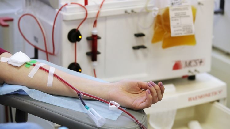 ÜST: COVID-19-a yoluxmuş insanların plazma ilə müalicəsi səmərəsizdir