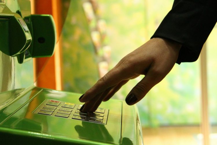 Zərərli işlərdə çalışanların pensiyaya çıxma şərtləri yüngülləşdirilir
