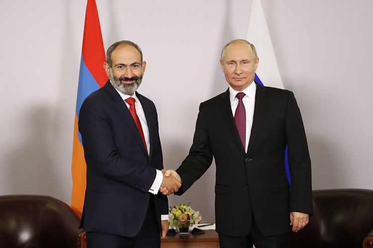 Putinlə Paşinyan üçtərəfli bəyanatların icrasını müzakirə ediblər