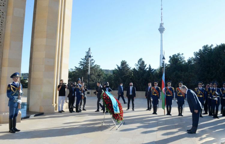 Qazaxıstan Prezidenti Şəhidlər xiyabanını ziyarət edib<font color=red> - FOTOLAR</font>