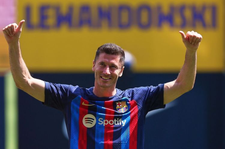 Robert Levandovski “Barselona” klubunda ilkə imza atıb