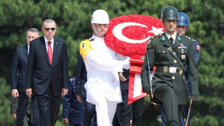 Türkiyənin dövlət rəsmiləri Anıtqəbri ziyarət ediblər