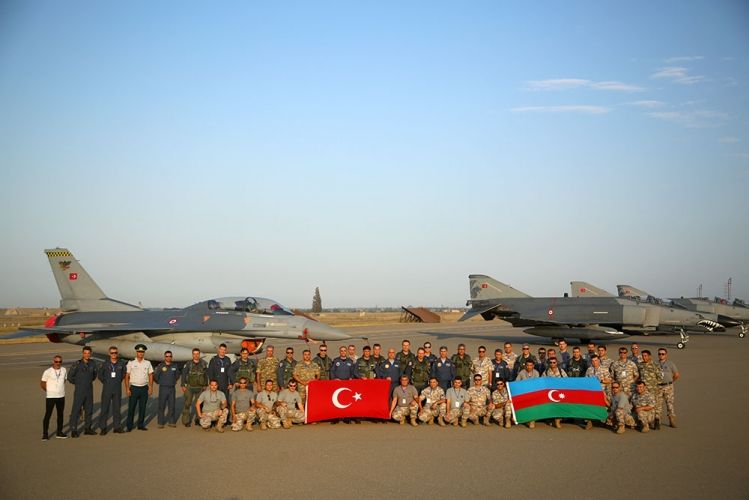 “TurAz Qartalı - 2022” təlimində iştirak edəcək Türkiyə hərbçiləri və aviasiya vasitələri ölkəmizdədir<font color=red> - FOTOLAR</font>
