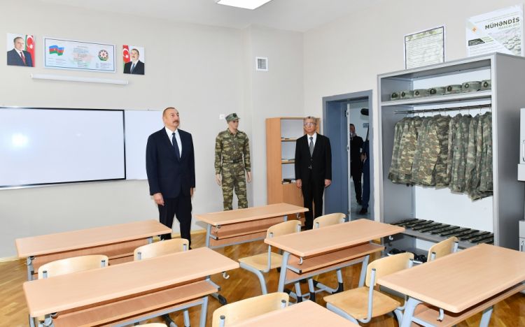 Prezident İlham Əliyev Bakının Suraxanı rayonunda yeni inşa edilmiş 87 saylı məktəb kompleksində yaradılan şəraitlə tanış olub<font color=red> - FOTOLAR</font>