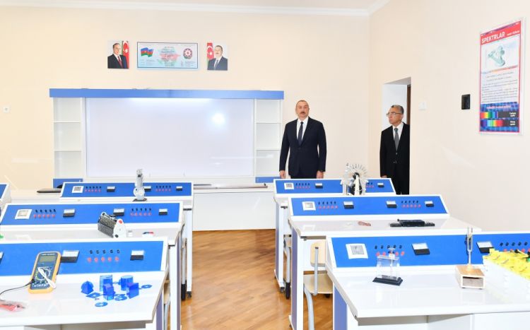 Prezident İlham Əliyev Bakının Nəsimi rayonunda yeni korpusu tikilən 35 saylı tam orta məktəbdə yaradılan şəraitlə tanış olub<font color=red> - FOTOLAR</font>