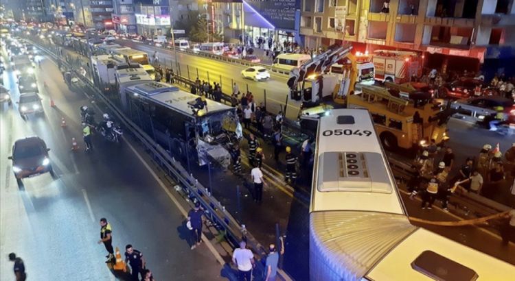İstanbulda sərnişin nəqliyyat vasitələrinin toqquşması nəticəsində xəsarət alanların sayı 85-ə yüksəlib