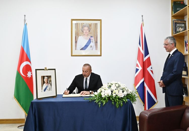 Prezident İlham Əliyev Böyük Britaniyanın Azərbaycandakı səfirliyində olub, Kraliça II Elizabetin vəfatı ilə əlaqədar başsağlığı verib<font color=red> - FOTOLAR</font>
