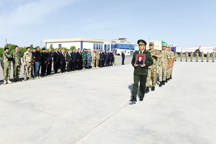 Naxçıvan şəhidini ehtiramla qarşıladı