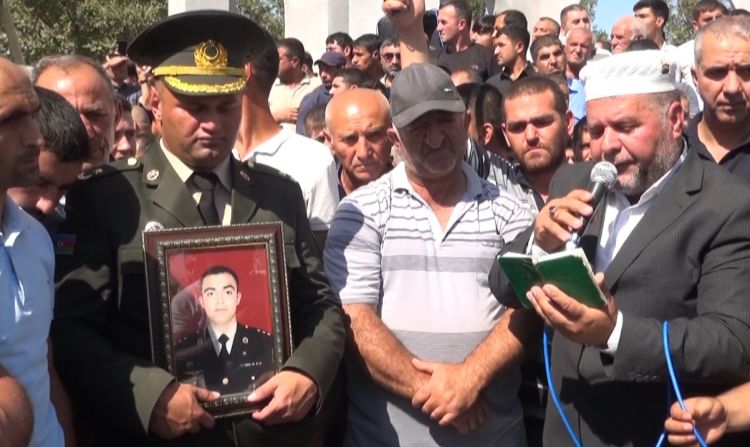 Şəhid baş leytenant Əli Əliyev son mənzilə yola salındı<font color=red> - VİDEO</font>
