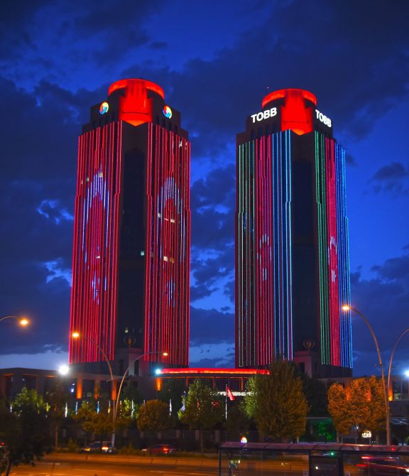 Ankarada əkiz qüllələr binası Azərbaycan bayrağına bürünüb