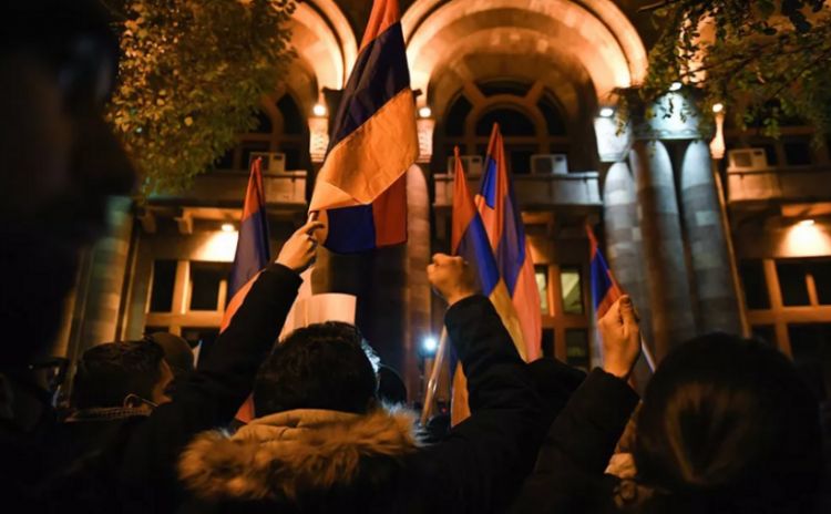 Ermənistanın hakim partiyasının deputatlarından heç biri parlamentə gəlməyib