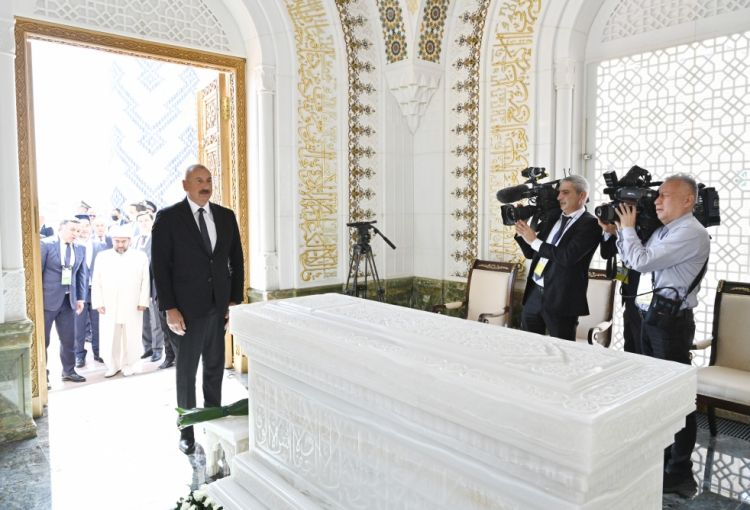Azərbaycan Prezidenti İlham Əliyev Özbəkistanın birinci Prezidenti İslam Kərimovun məqbərəsini ziyarət edib<font color=red> - FOTOLAR</font>