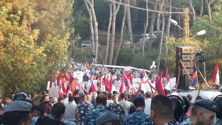 Livandakı Azərbaycan səfirliyinə qarşı təxribat törətmək istəyən ermənilərlə yerli polis arasında toqquşma baş verib<font color=red> - FOTOLAR</font>